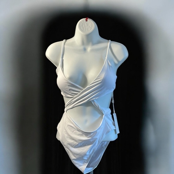 CHYRII Women’s One-Piece Halter Swimsuit – Size Medium (NWT) - Picture 1 of 4